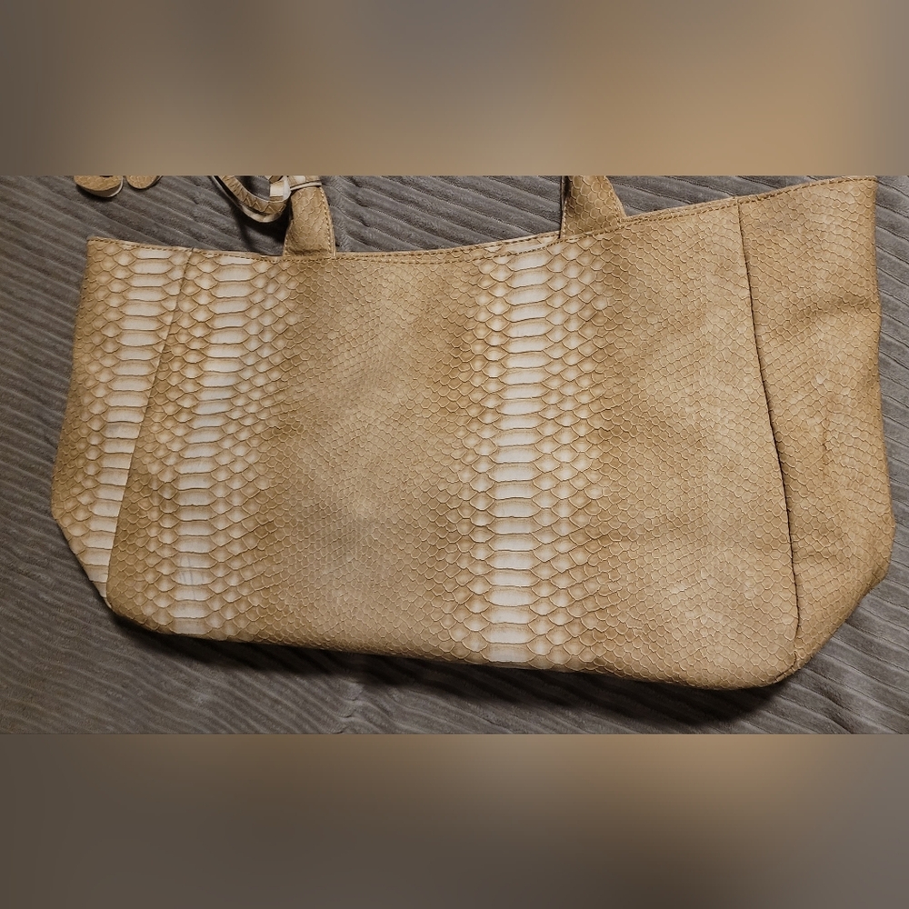 Penelope Ann Seeet City Tan Faux Snake Skin Textured Tote - Picture 2 of 12